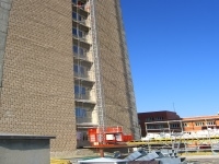 подъемники IZA 1500XL мачта собрана на высоту 12 этажного дома