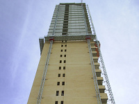 Фасадные работы ведутся в 27-ми этажном доме с использованием мачтового подъёмника