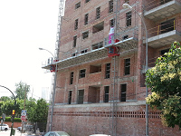  Двухмачтовый подъёмник используется для фасадных работ в новострое