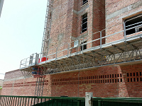  Работа двухмачтового подъёмника на строительстве здания